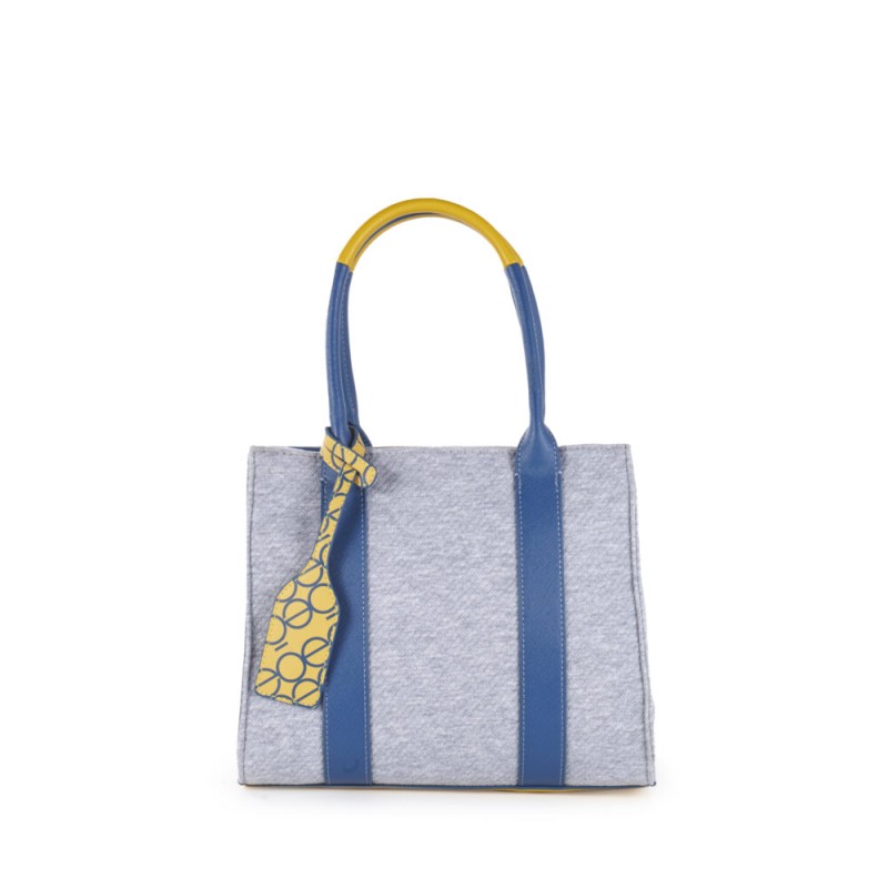 Bolsa Satchel Mediana con Charm color Gris